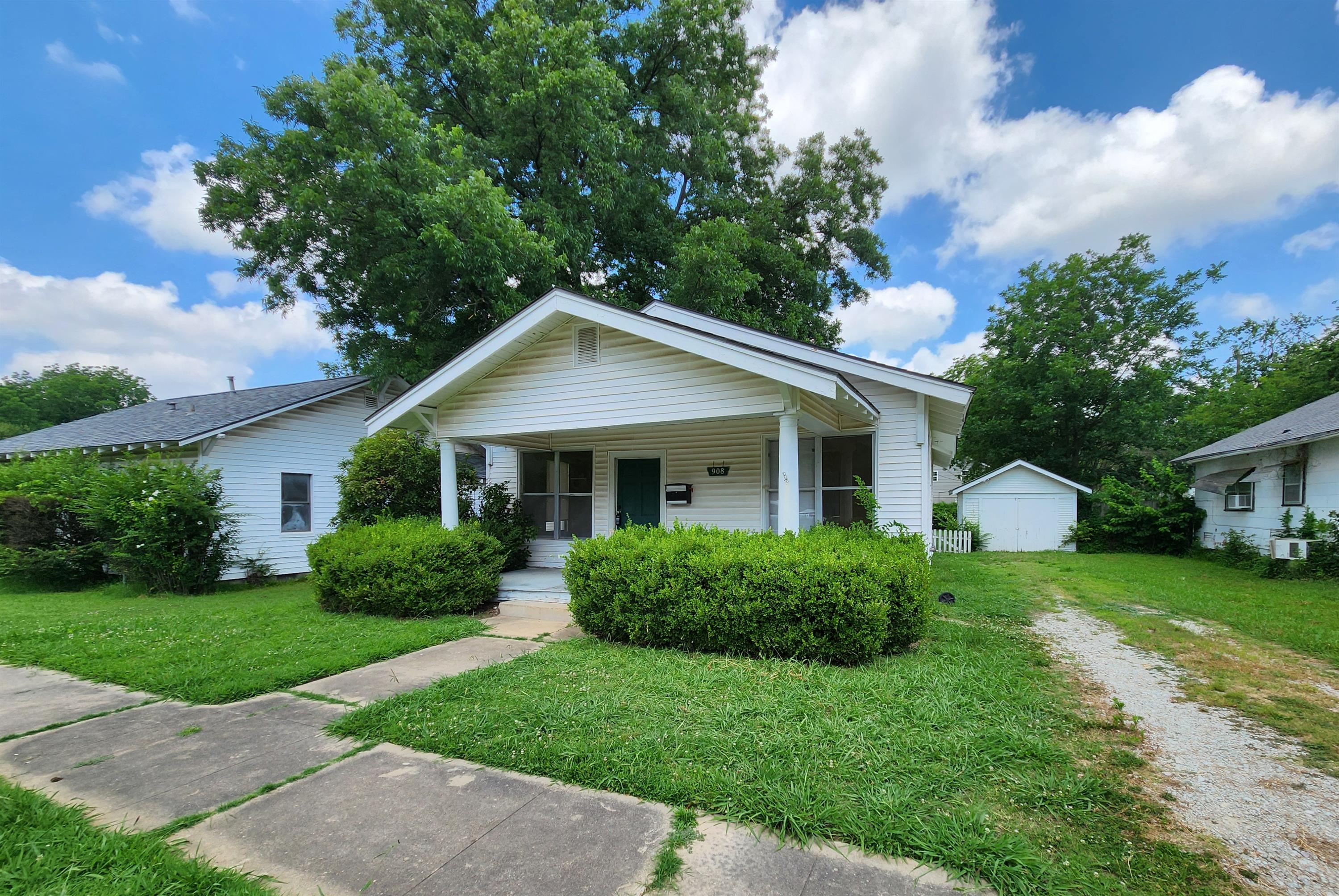908 E 15TH