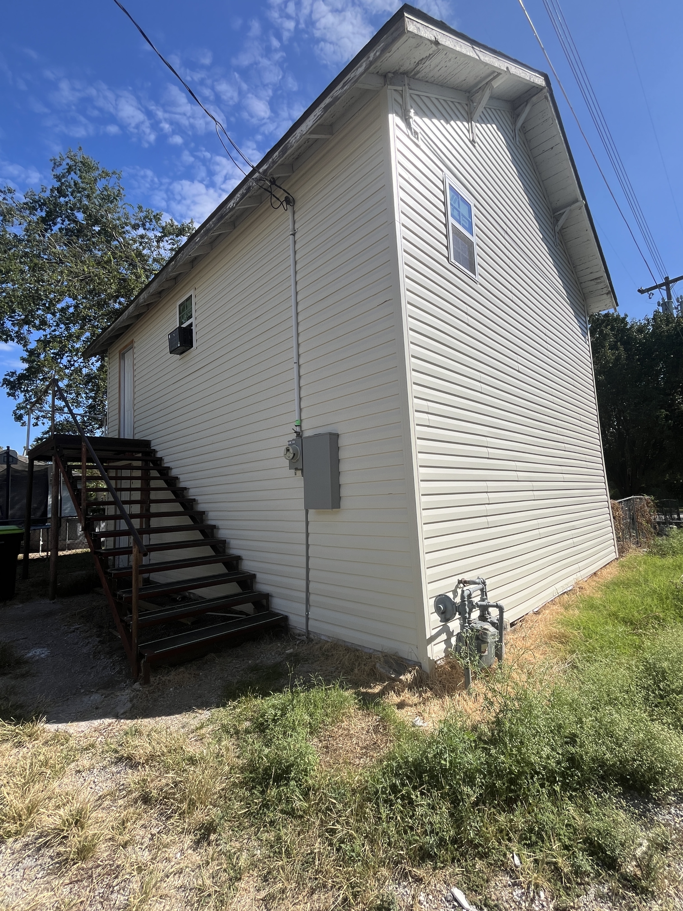 405 1/2 W 10th