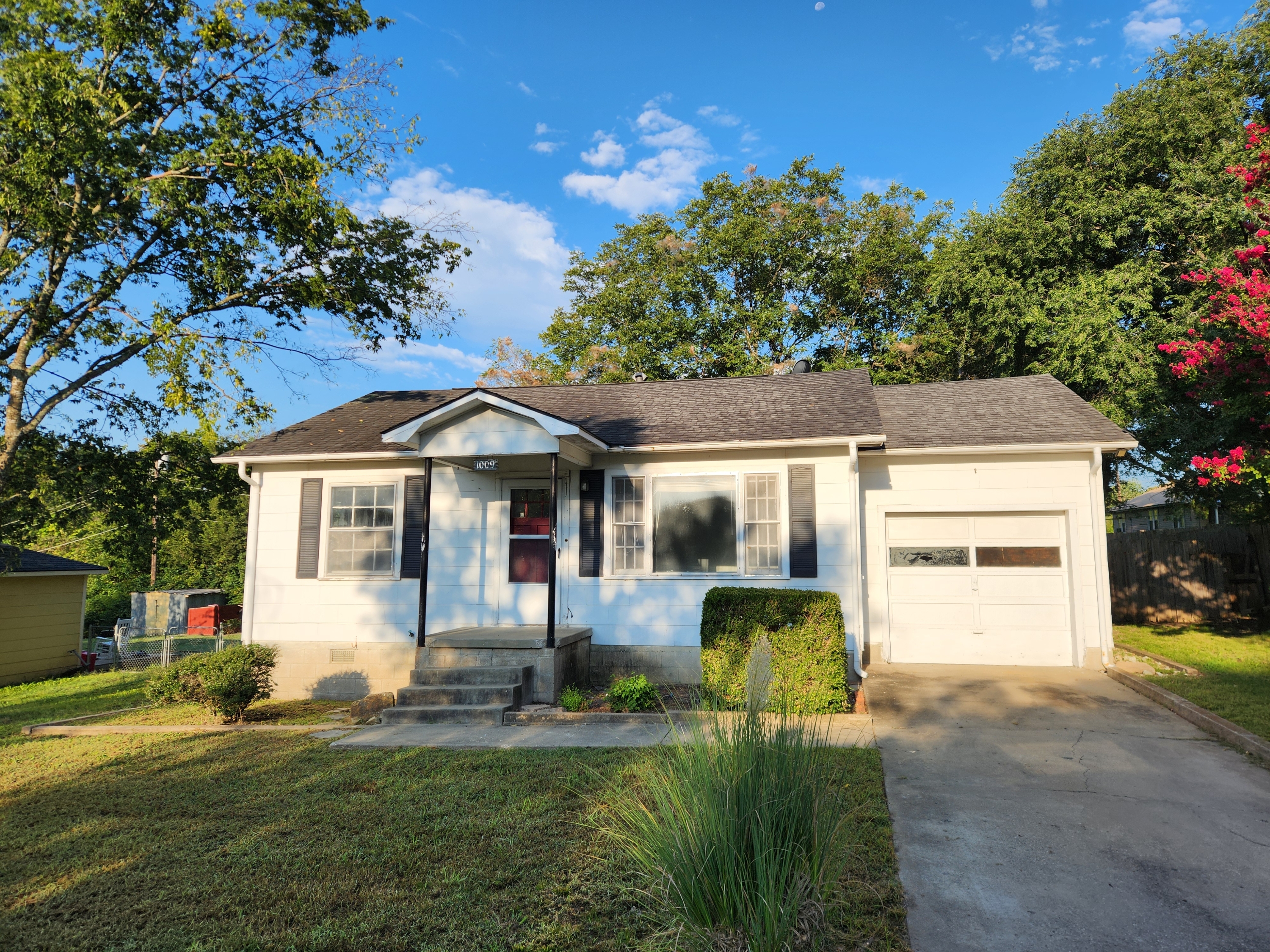 1009 Hillside Dr