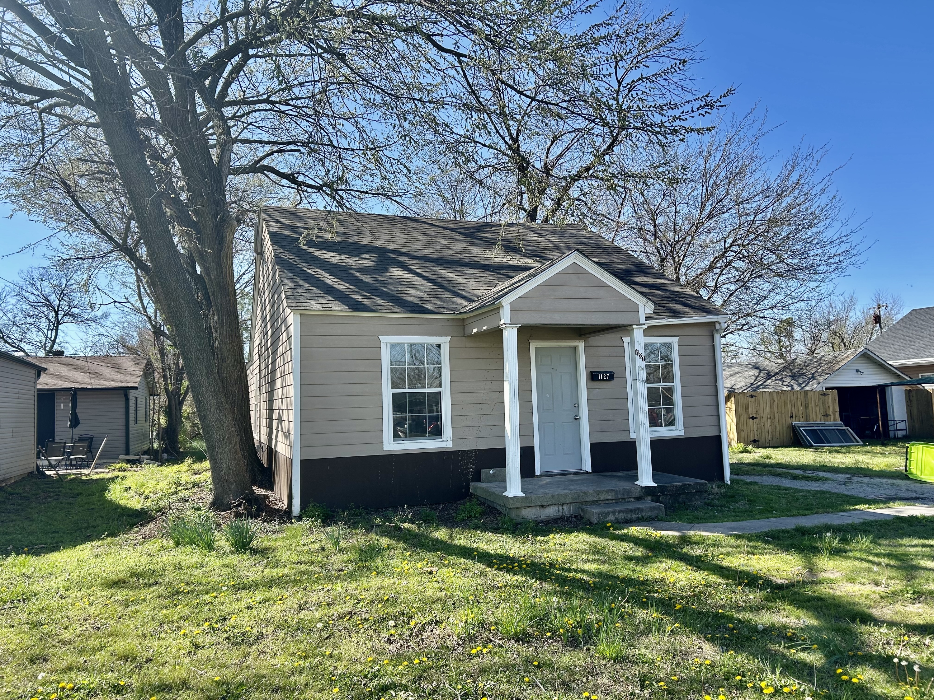 1127 E Beverly